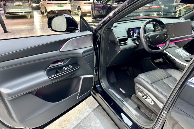 Used XPeng G9 2025 725 with Ultra-Long Range Max Interior 8