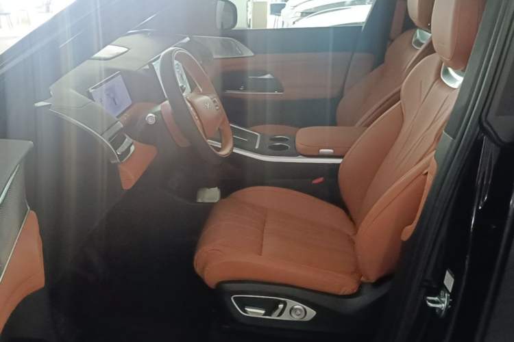 Used XPeng G9 2025 725 with Ultra-Long Range Max Left Front Seat
