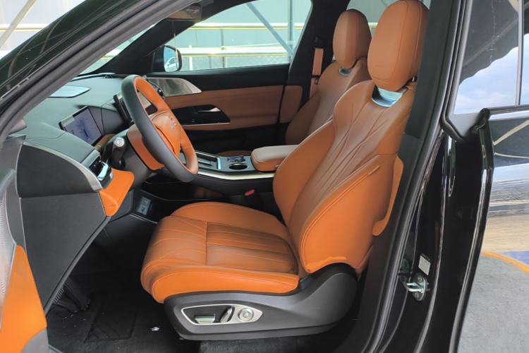 Used XPeng G9 2025 725 with Ultra-Long Range Max Left Front Seat