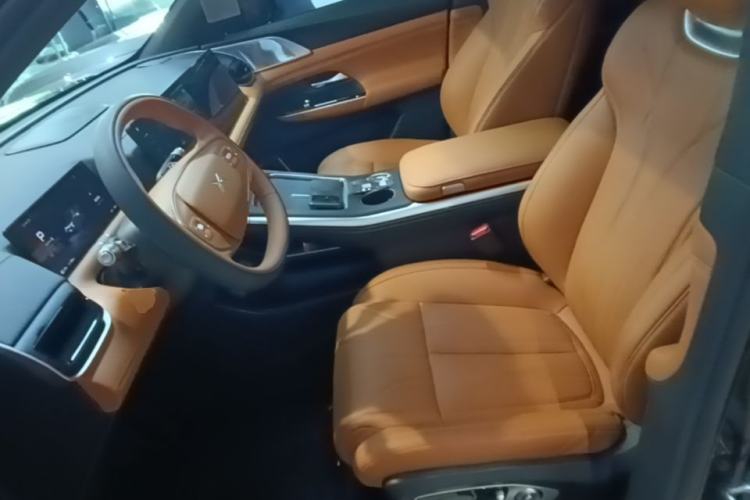 Used XPeng G9 2025 725 with Ultra-Long Range Max Left Front Seat