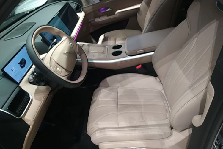 Used XPeng G9 2025 725 with Ultra-Long Range Max Left Front Seat