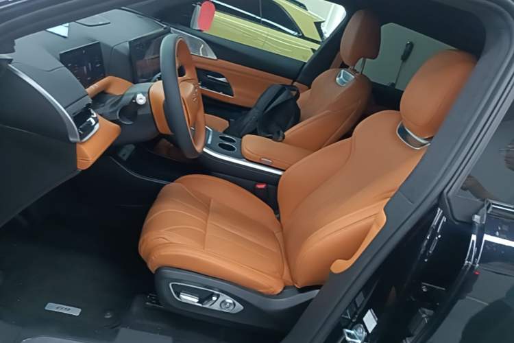 Used XPeng G9 2025 725 with Ultra-Long Range Max Left Front Seat