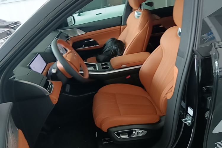 Used XPeng G9 2025 725 with Ultra-Long Range Max Left Front Seat
