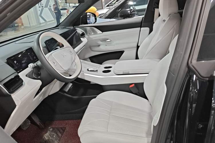 Used XPeng G9 2025 725 with Ultra-Long Range Max Left Front Seat