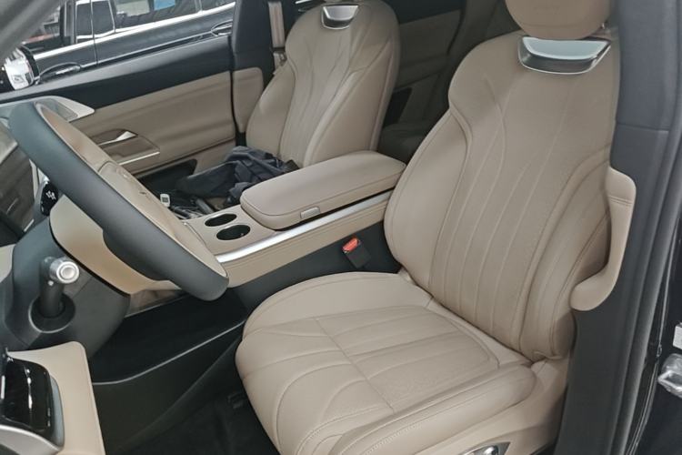 Used XPeng G9 2025 725 with Ultra-Long Range Max Left Front Seat
