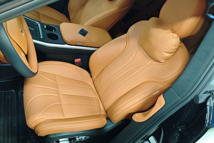 Used XPeng G9 2025 725 with Ultra-Long Range Max Left Front Seat