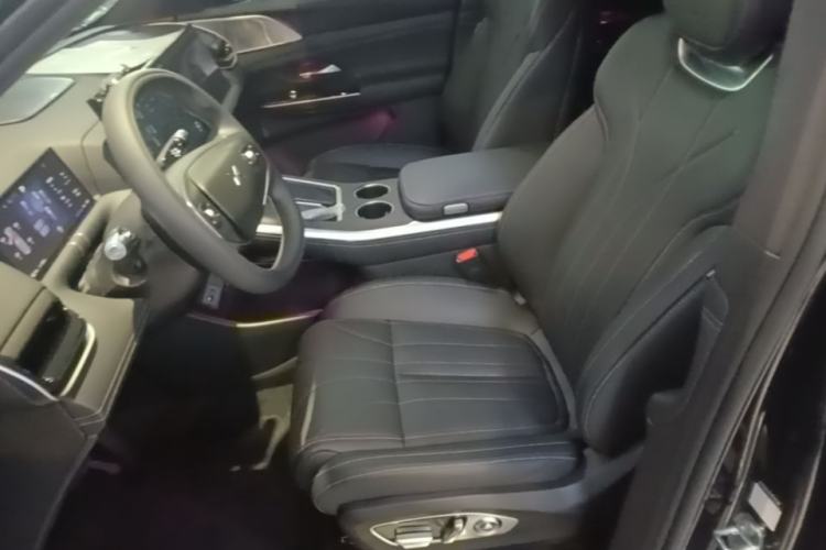 Used XPeng G9 2025 725 with Ultra-Long Range Max Left Front Seat