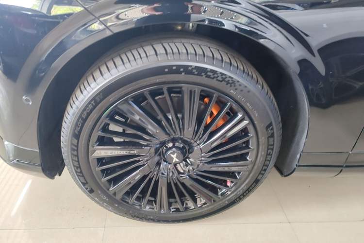 Used XPeng G9 2025 725 with Ultra-Long Range Max Left Front Wheel Hub