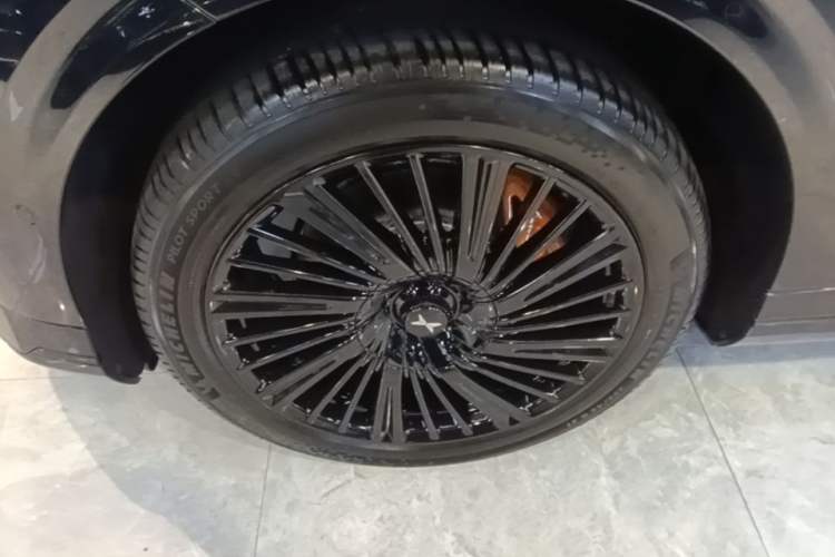 Used XPeng G9 2025 725 with Ultra-Long Range Max Left Front Wheel Hub