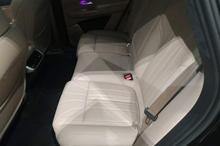 Used XPeng G9 2025 725 with Ultra-Long Range Max Left Rear Seat
