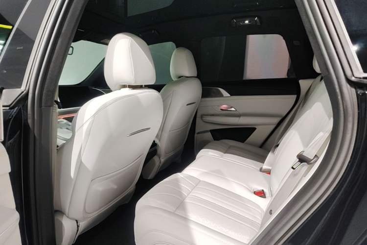Used XPeng G9 2025 680 Ultra-Long Range All-Wheel Drive Max Left Rear Seat