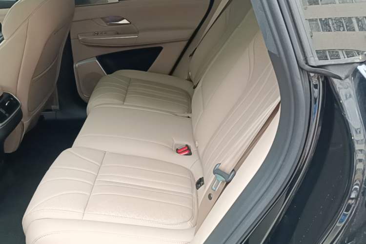 Used XPeng G9 2025 725 with Ultra-Long Range Max Left Rear Seat