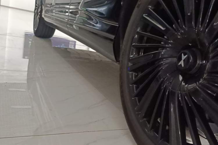 Used XPeng G9 2025 725 with Ultra-Long Range Max Left Side Sill