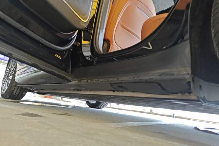 Used XPeng G9 2025 725 with Ultra-Long Range Max Left Side Sill