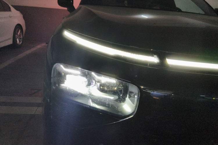 Used XPeng G9 2025 725 with Ultra-Long Range Max Right Front Headlight
