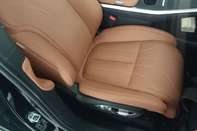 Used XPeng G9 2025 725 with Ultra-Long Range Max Right Front Seat