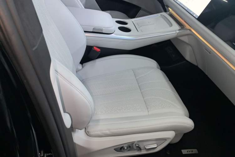 Used XPeng G9 2025 680 Ultra-Long Range All-Wheel Drive Max Right Front Seat