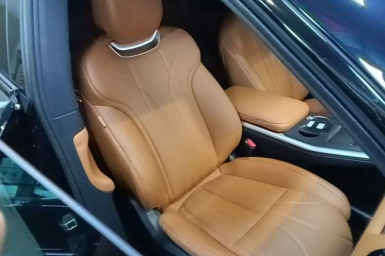 Used XPeng G9 2025 725 with Ultra-Long Range Max Right Front Seat