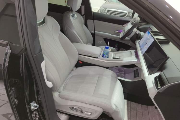 Used XPeng G9 2025 725 with Ultra-Long Range Max Right Front Seat