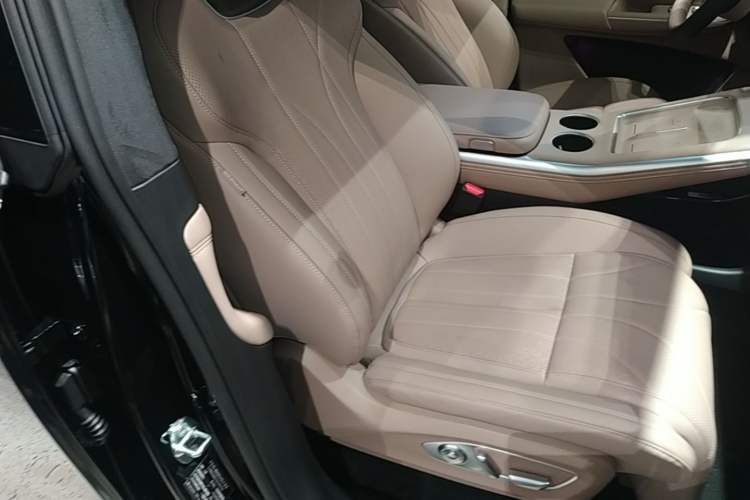 Used XPeng G9 2025 725 with Ultra-Long Range Max Right Front Seat