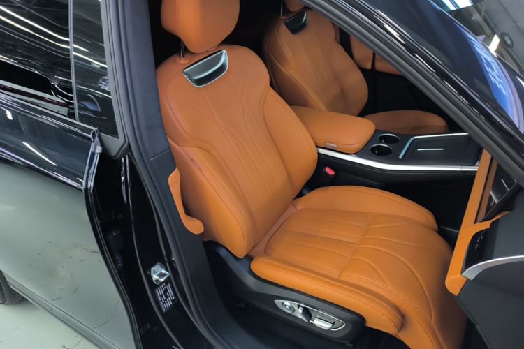 Used XPeng G9 2025 725 with Ultra-Long Range Max Right Front Seat