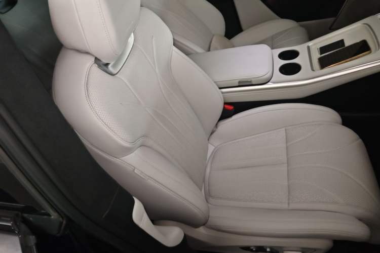 Used XPeng G9 2025 680 Ultra-Long Range All-Wheel Drive Max Right Front Seat