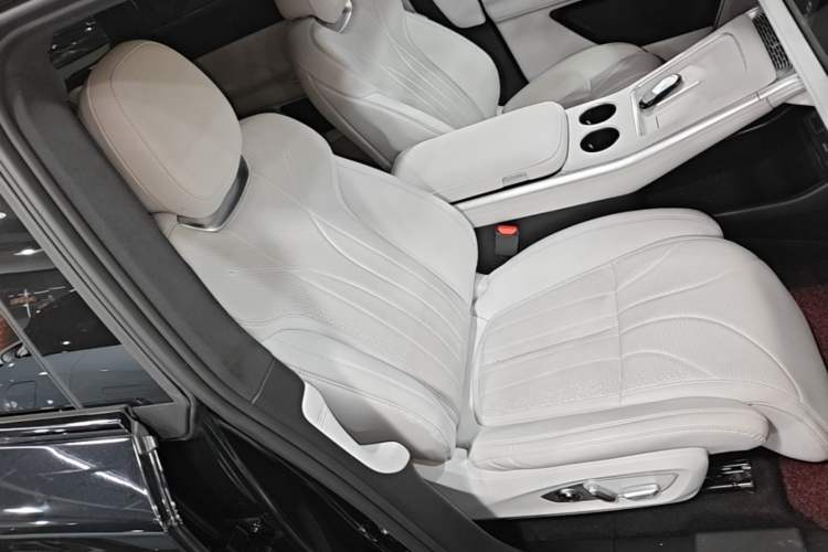 Used XPeng G9 2025 725 with Ultra-Long Range Max Right Front Seat