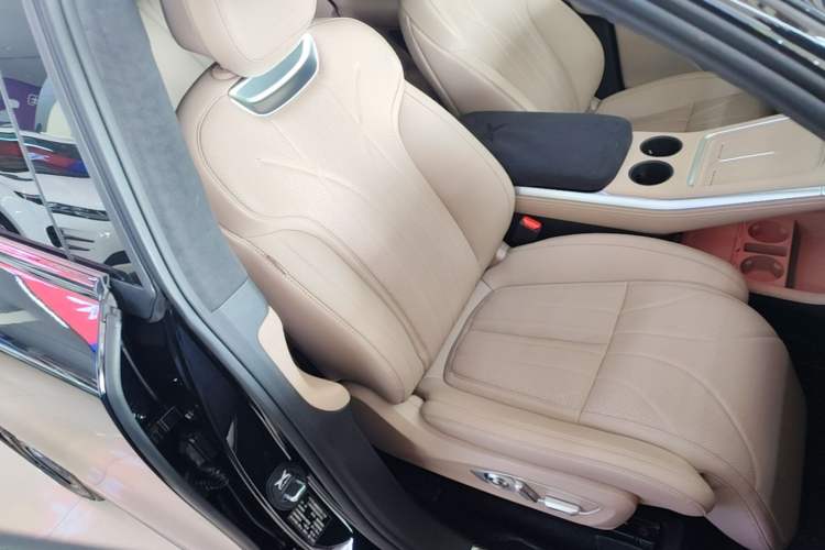 Used XPeng G9 2025 725 with Ultra-Long Range Max Right Front Seat