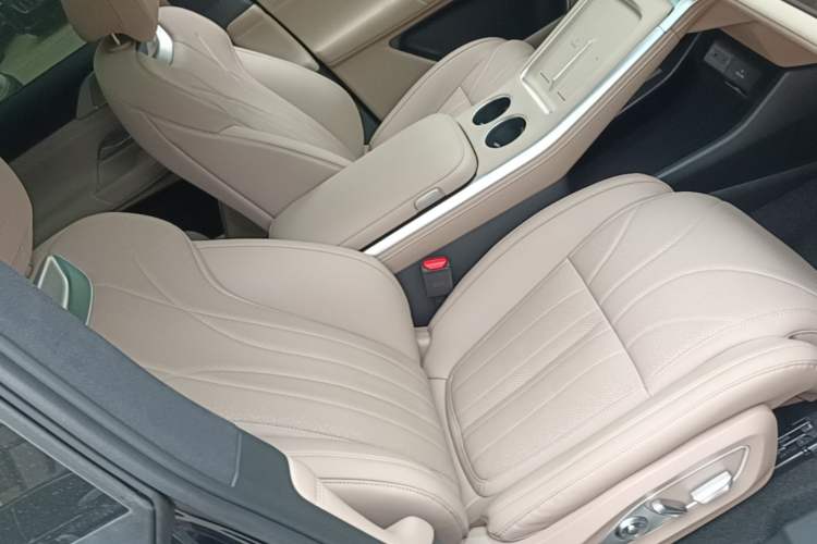 Used XPeng G9 2025 725 with Ultra-Long Range Max Right Front Seat