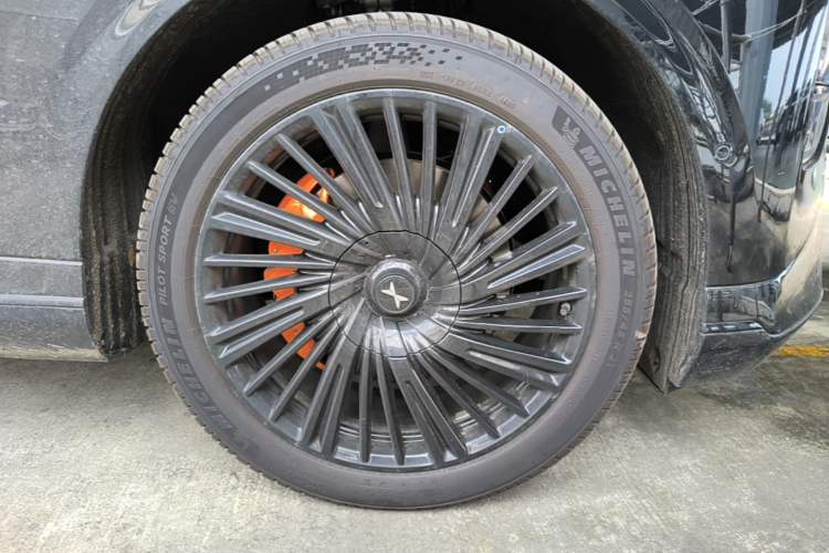Used XPeng G9 2025 725 with Ultra-Long Range Max Right Front Wheel Hub