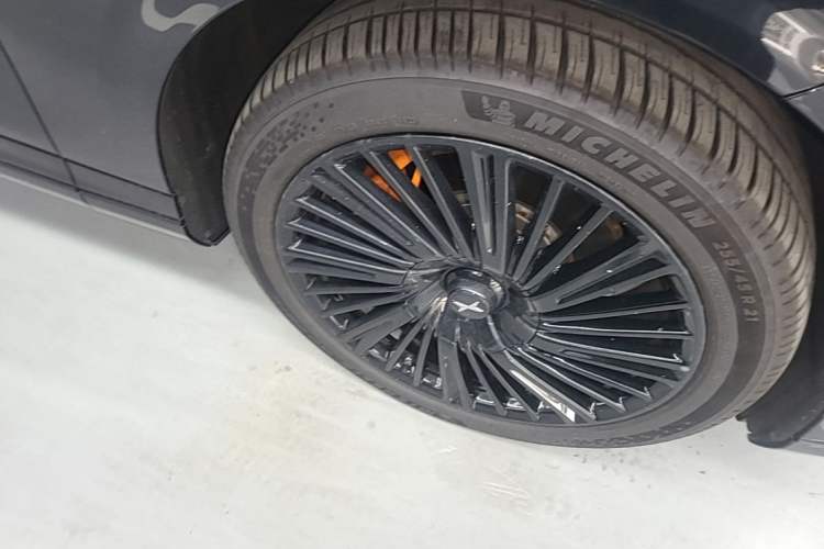 Used XPeng G9 2025 725 with Ultra-Long Range Max Right Front Wheel Hub