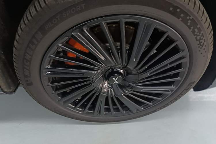Used XPeng G9 2025 725 with Ultra-Long Range Max Right Front Wheel Hub