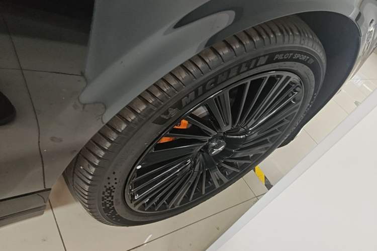 Used XPeng G9 2025 725 with Ultra-Long Range Max Right Front Wheel Hub