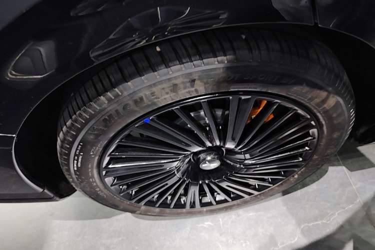 Used XPeng G9 2025 725 with Ultra-Long Range Max Right Rear Wheel Hub