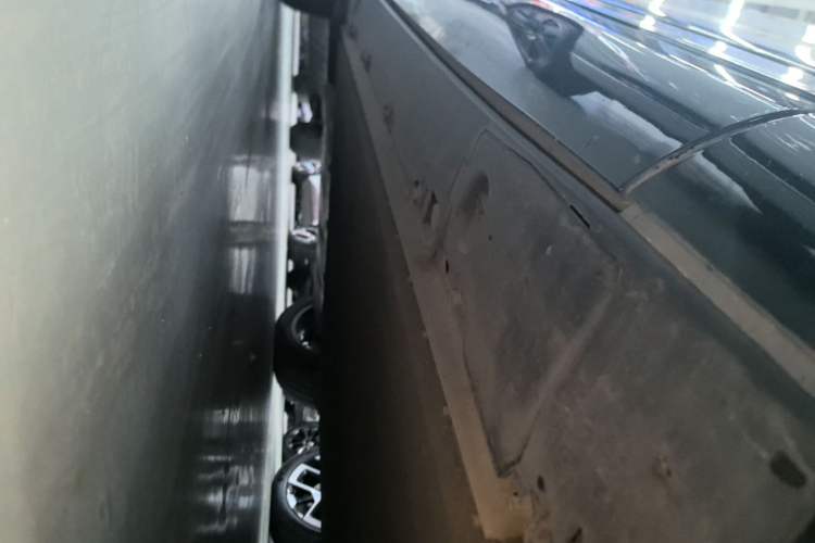 Used XPeng G9 2025 680 Ultra-Long Range All-Wheel Drive Max Right Side Sill