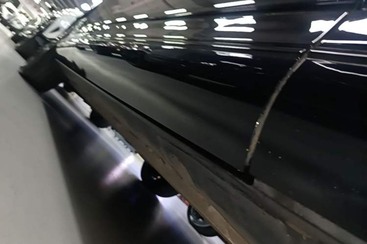 Used XPeng G9 2025 680 Ultra-Long Range All-Wheel Drive Max Right Side Sill