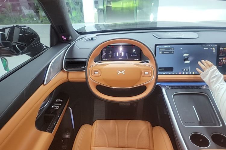 Used XPeng G9 2025 725 with Ultra-Long Range Max Steering Wheel
