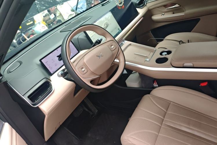 Used XPeng G9 2025 725 with Ultra-Long Range Max Steering Wheel