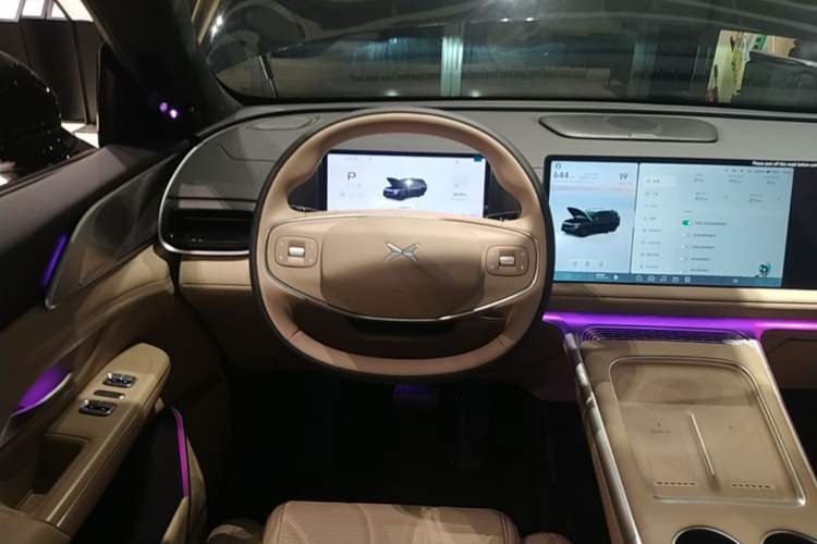 Used XPeng G9 2025 725 with Ultra-Long Range Max Steering Wheel