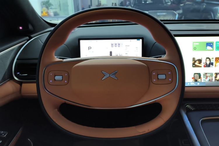 Used XPeng G9 2025 725 with Ultra-Long Range Max Steering Wheel