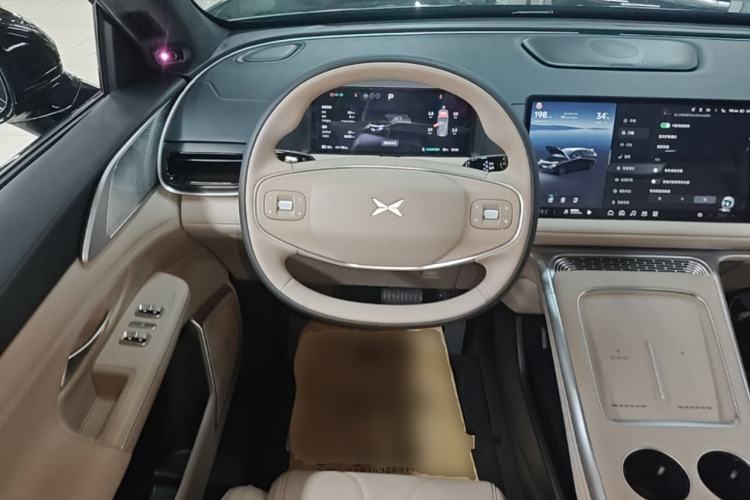 Used XPeng G9 2025 725 with Ultra-Long Range Max Steering Wheel