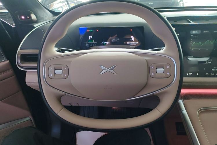 Used XPeng G9 2025 725 with Ultra-Long Range Max Steering Wheel