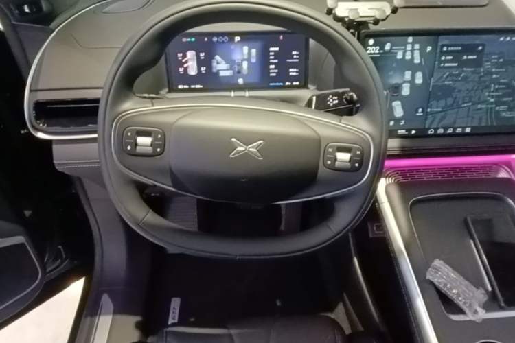 Used XPeng G9 2025 725 with Ultra-Long Range Max Steering Wheel