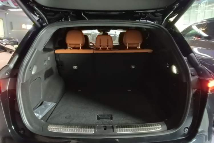 Used XPeng G9 2025 725 with Ultra-Long Range Max Trunk
