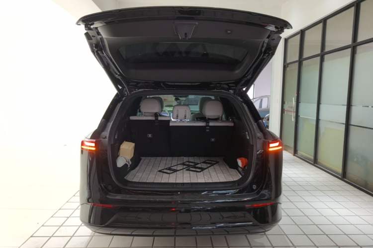 Used XPeng G9 2025 725 with Ultra-Long Range Max Trunk
