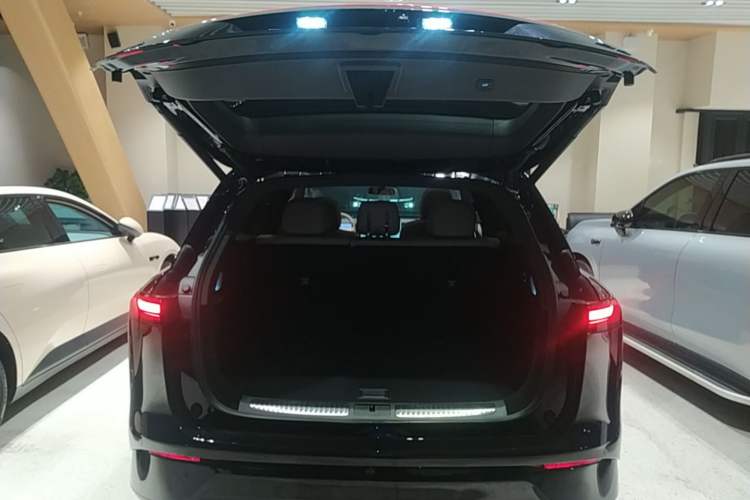Used XPeng G9 2025 725 with Ultra-Long Range Max Trunk