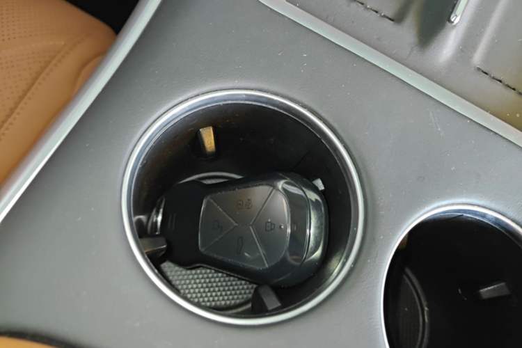 Used XPeng G9 2025 725 with Ultra-Long Range Max Vehicle Key