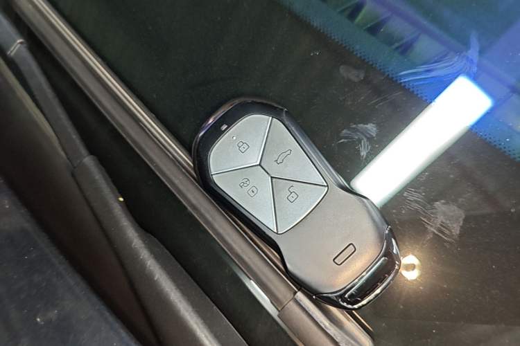 Used XPeng G9 2025 680 Ultra-Long Range All-Wheel Drive Max Vehicle Key
