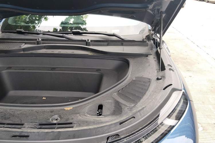 Used XPeng G9 2025 725 with Ultra-Long Range Max Engine Bay Left