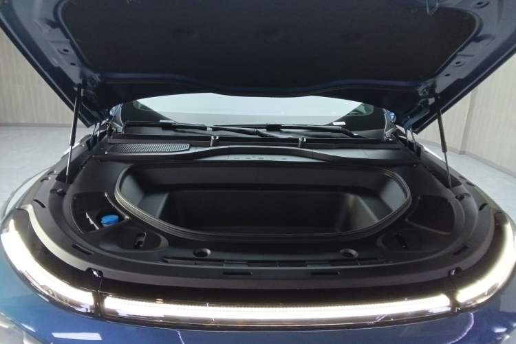 Used XPeng G9 2025 725 with Ultra-Long Range Max Engine Bay